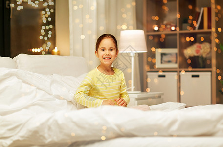 人,童睡前的快乐的小女孩床上家里的卧室晚上快乐的小女孩晚上家睡觉图片
