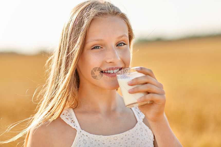 自然,健康的饮食机的微笑的轻女孩喝牛奶璃谷物田夏天女孩谷物地里用璃喝牛奶图片