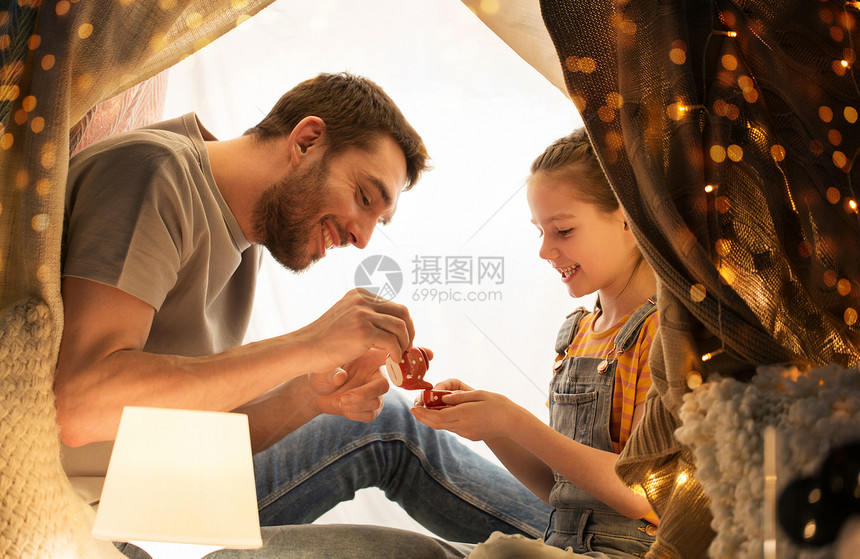 家庭,潮格人的快乐的父亲小女儿孩子们的帐篷里晚上家玩茶话会家庭孩子们的帐篷里玩茶话会图片