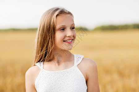 自然人的微笑的轻女孩谷物田夏天夏天谷物地里微笑的轻女孩图片