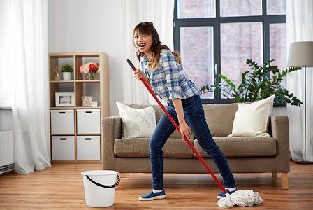 人,家务家务快乐的笑亚洲妇女拖把桶清洁地板,并家里玩得开心快乐的亚洲女人,家里拖把清洁地板背景图片