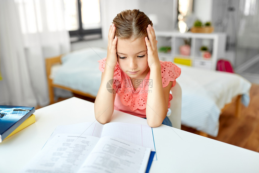 孩子,教育学理念悲伤的学生女孩带着笔记本家悲伤的学生女孩家带笔记本图片