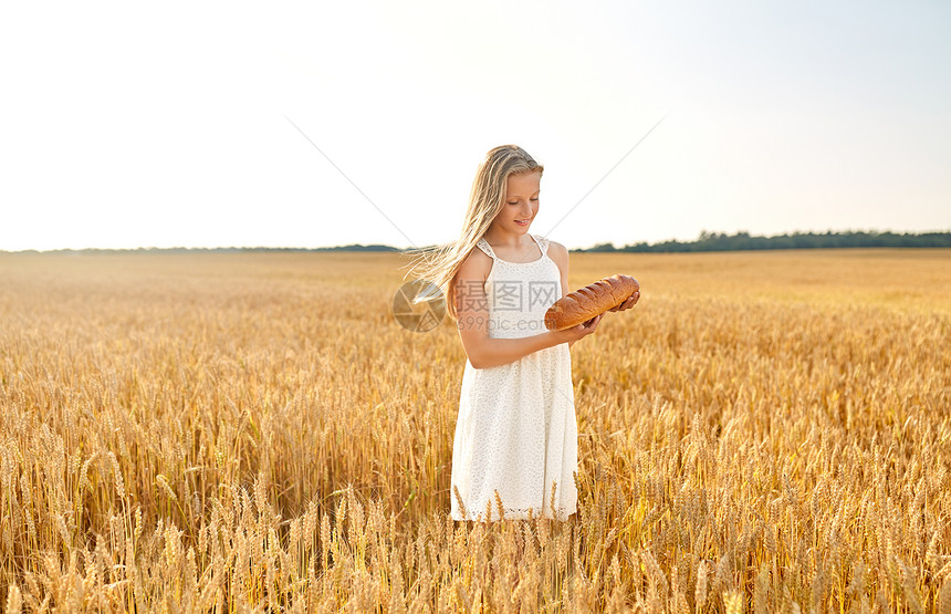 自然,健康的饮食收获的微笑的轻女孩着白色包谷物田夏天谷物地里条白包的女孩图片