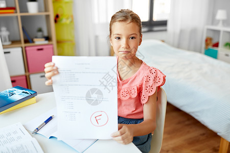 孩子,教育学理念悲伤的学生女孩家里没学校考试悲伤的学生女孩家里考试及格背景