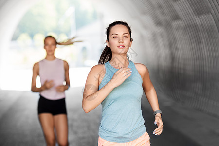 健身,运动健康的生活方式轻妇女女朋友户外跑步轻女女朋友户外跑步背景图片