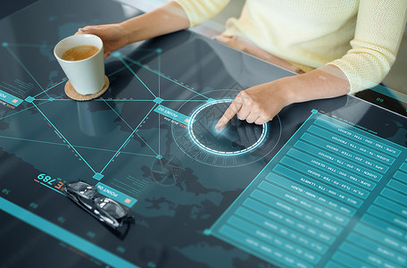 手拿咖啡女人技术人的妇女用互动板与虚拟数据l喝咖啡妇女用交互式板与数据设计图片