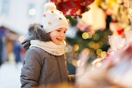 假期,童人的快乐的小女孩诞节市场冬天冬天诞节市场上快乐的小女孩背景图片