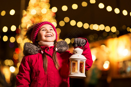 节日,童人的快乐的小女孩诞市场冬季晚上诞节快乐的小女孩灯笼市场背景图片