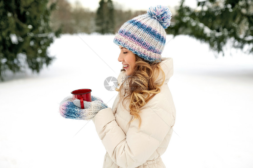 人们,季节,饮料休闲快乐的轻女人冬天户外喝茶快乐的轻女人冬天户外喝茶图片