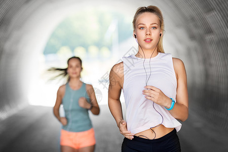 戴着耳机跑步的女人背景图片