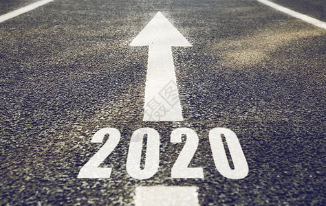 2020开始未来,新的开始目的地白色道路标记的形式为2020箭头白色道路标记的形式为2020箭头背景