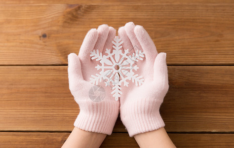 冬天诞节雪花落粉色手套上羊毛高清图片素材
