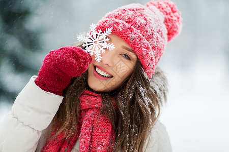 冬天带雪花的少女肖像令人愉快的高清图片素材