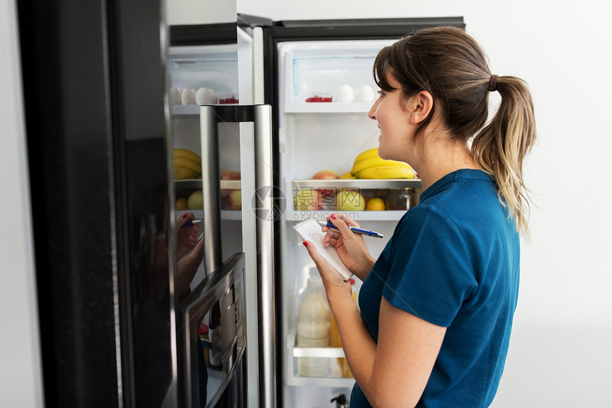 女人冰箱里记录缺什么食材图片