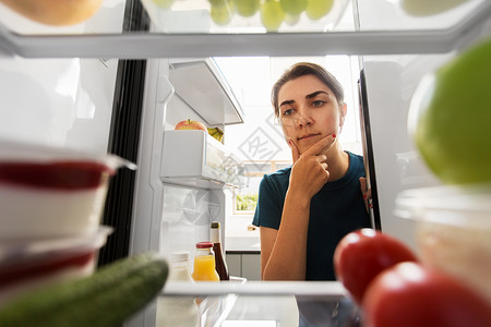 冰箱食物思考吃什么的女人背景