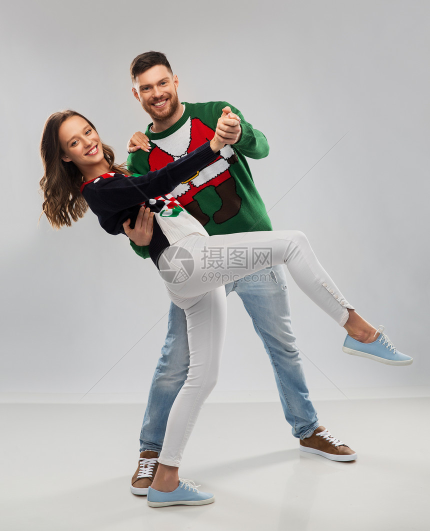 诞节,人节日的快乐的夫妇毛衣派上跳舞夫妇诞节毛衣派上跳舞图片