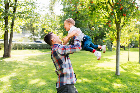 家庭,父亲人的快乐的父亲小儿子夏天的公园玩快乐的父亲儿子夏天的公园玩耍图片