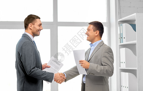 商业,手势伙伴关系愉快的商人与合同文件,办公室握手快乐的商人办公室握手图片