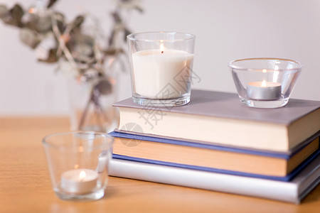 装饰,舒适的香味蜡烛燃烧璃架书籍上的木制桌子香烛燃烧,桌上书背景图片