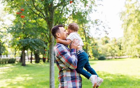 家庭,父亲人的快乐的父亲小儿子夏季公园快乐的父亲小儿子夏天公园图片
