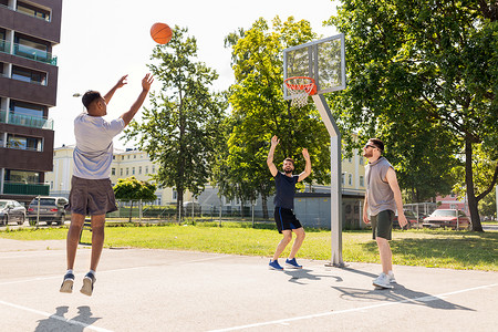 户外篮球素材运动,休闲游戏男友谊的群男人朋友打街头篮球群街上打篮球的男朋友背景