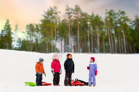 雪地里的孩子快乐的孩子们雪地里滑雪背景