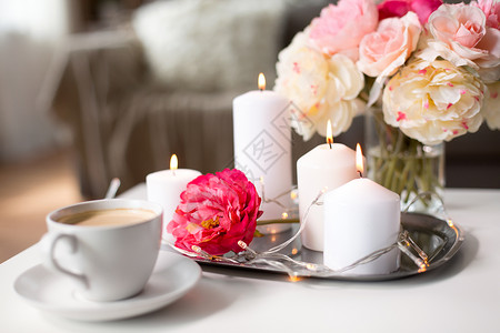 芳香疗法的燃烧蜡烛,电动花环灯,桌子上咖啡,蜡烛,花环桌子上的花图片