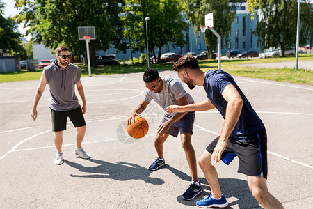 天府三街街上打篮球的男朋友背景