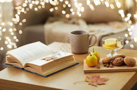 书,柠檬,茶饼干家里的桌子上背景图片