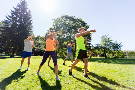 夏令营锻炼群朋友运动员公园锻炼图片