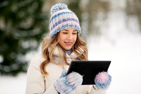 人,技术休闲快乐的微笑女人与平板电脑户外冬天冬天户外平板电脑的女人图片
