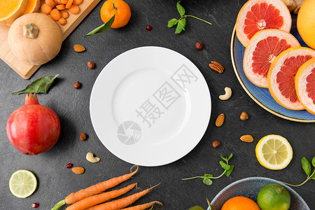 健康饮食,素食,饮食烹饪空白盘同的蔬菜水果石板桌上石板桌上的盘子蔬菜水果图片