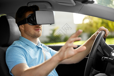 虚拟现实,技术驾驶男人司机戴VR眼镜车里戴VR眼镜驾驶汽车的男人司机图片
