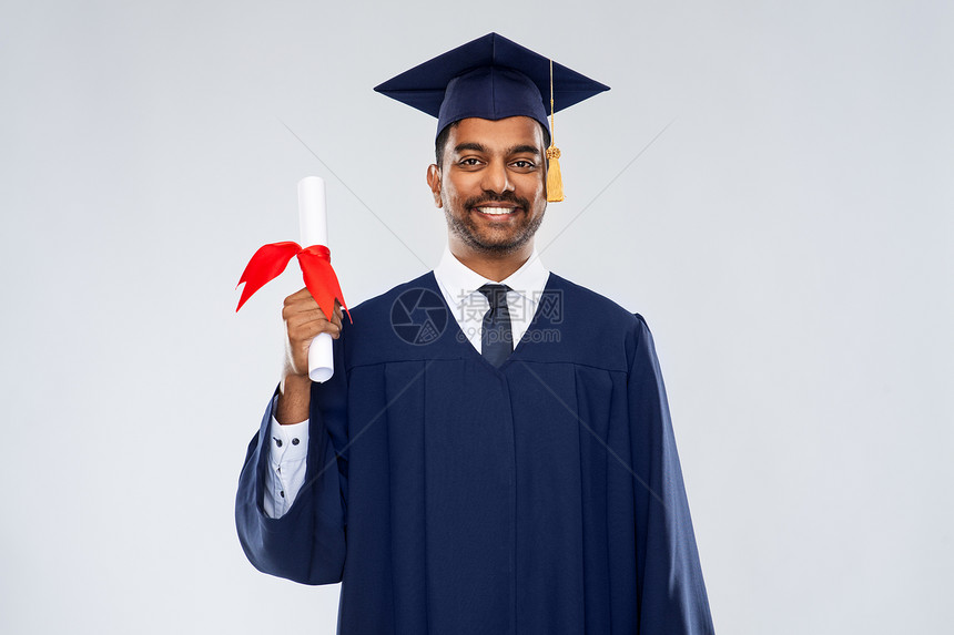 教育,毕业人的快乐微笑的印度男研究生砂浆板学士学位礼服与文凭灰色背景文凭的迫击炮董事会男研究生图片