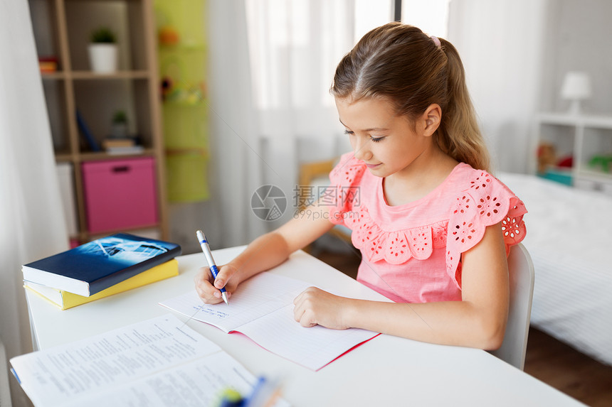 孩子,教育学理念学生女孩带着书家里写笔记本学生女孩带着书家里写笔记本图片