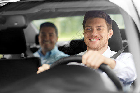 交通,人出租车的快乐微笑的男司机驾驶汽车与乘客男出租车司机与乘客驾驶汽车图片