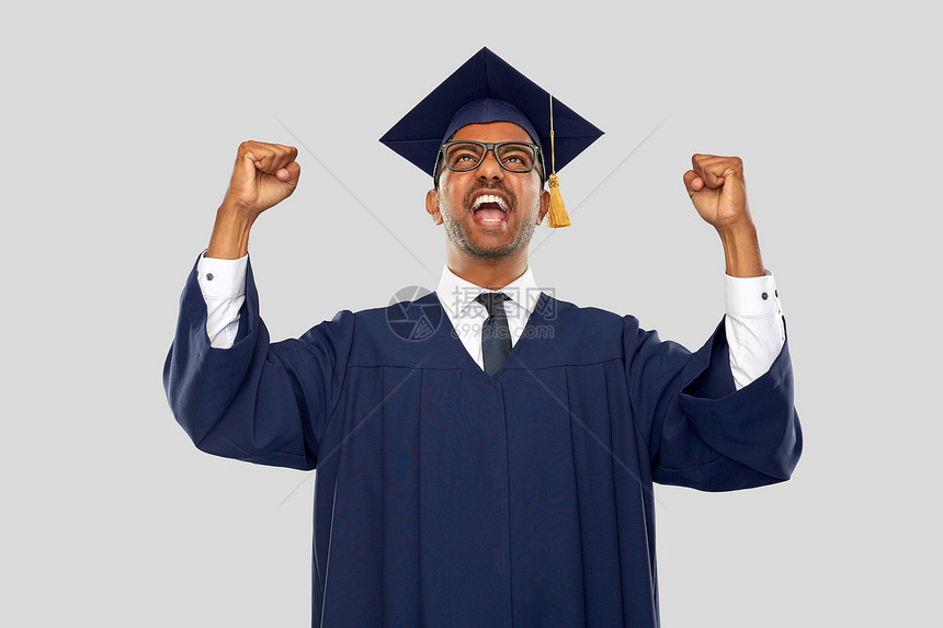 教育,毕业人的快乐微笑的印度男研究生砂浆板学士礼服庆祝成功的灰色背景快乐的印度研究生庆祝成功图片