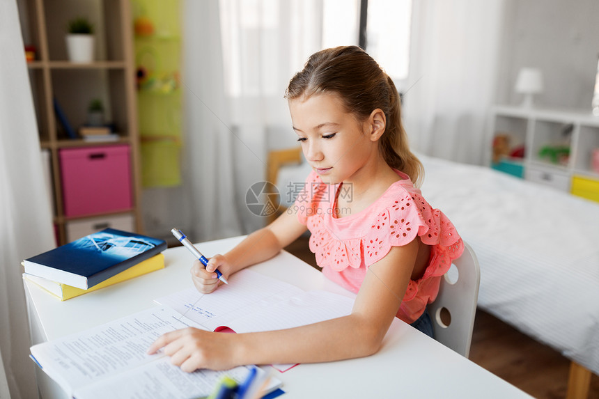 孩子,教育学理念学生女孩带着书家里写笔记本学生女孩带着书家里写笔记本图片