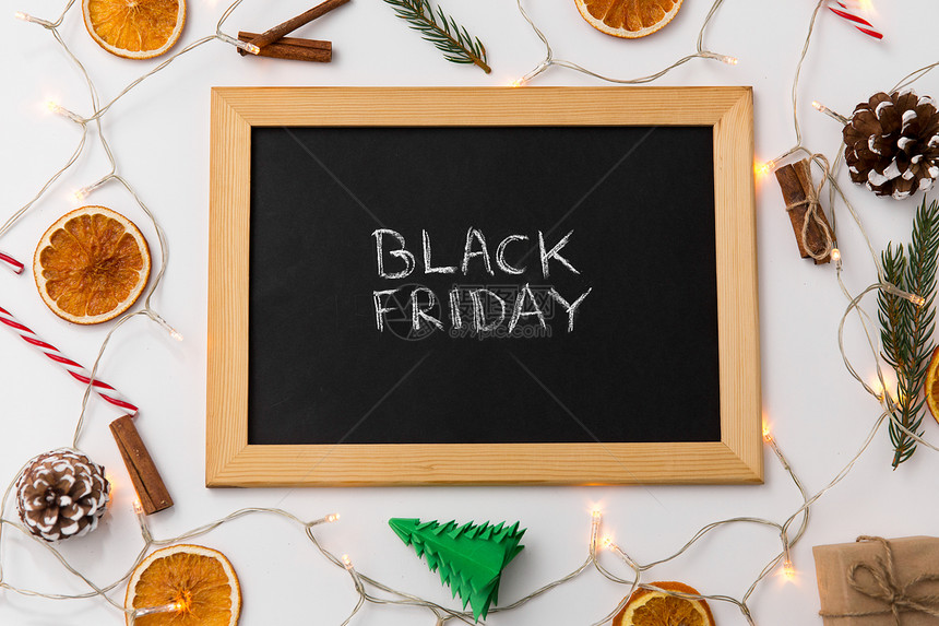 网上购物,销售营销黑色粉笔板与黑色星期五单词诞装饰品桌子上诞节黑色星期五单词的粉笔板图片