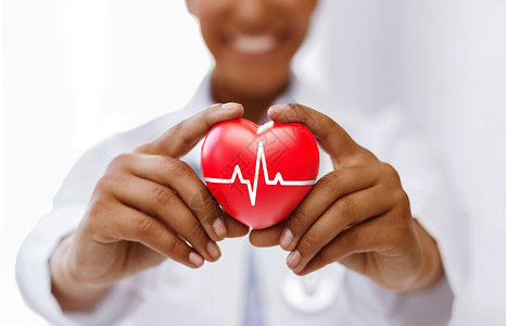 健康,医学慈善非裔美国女医生持红色心脏与心电图线非洲女医生,红心心电图线图片