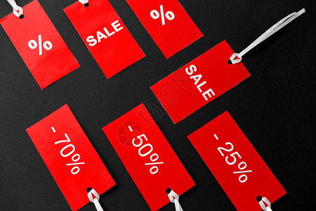 购物,销售出口红色标签与折扣标志黑色背景红色标签,黑色背景上折扣标志图片