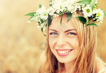 自然暑假假期人们的观念花圈里快乐的女人的脸花圈里的快乐女人图片