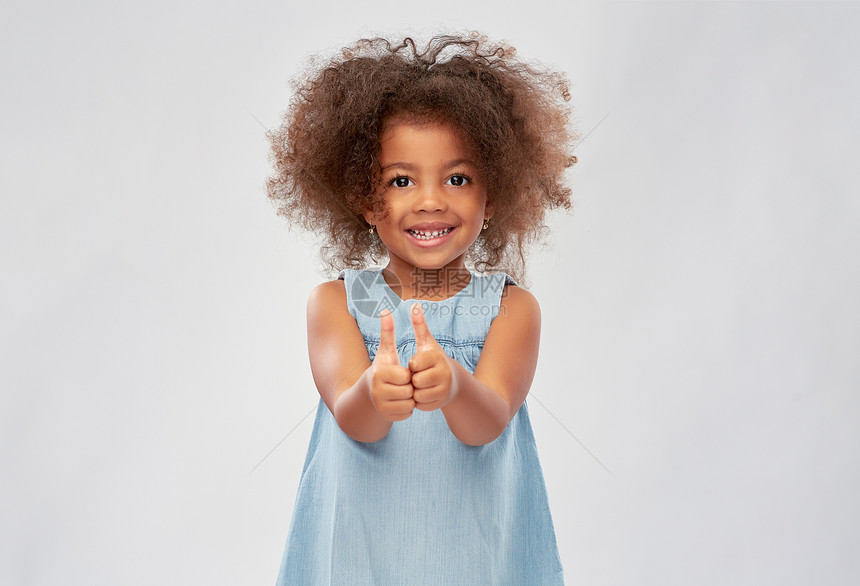 童,手势人的快乐的非裔美国女孩灰色背景上竖大拇指小非裔美国女孩竖大拇指图片