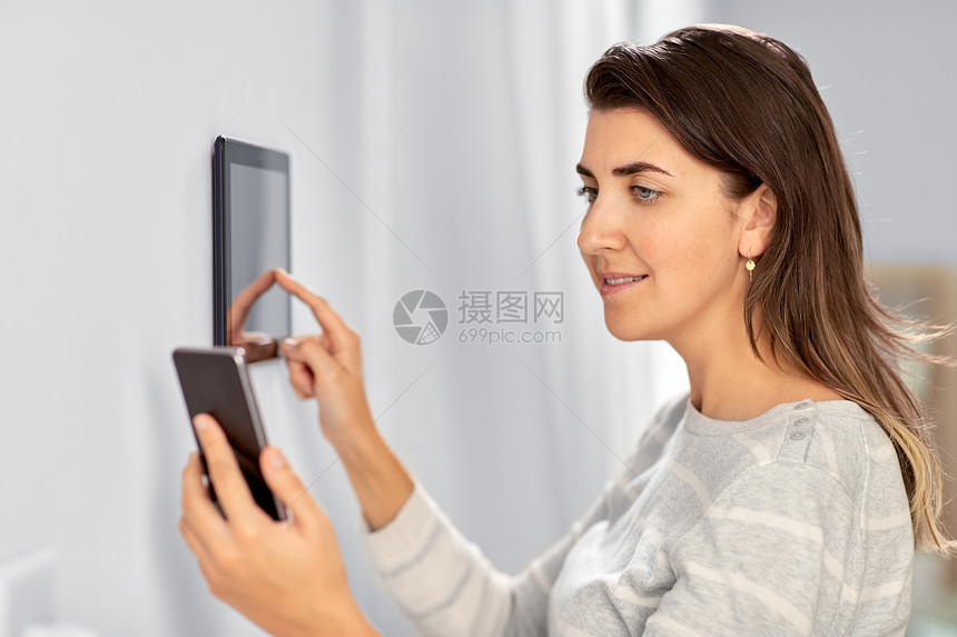 智能家居用平板电脑智能手机的女人图片