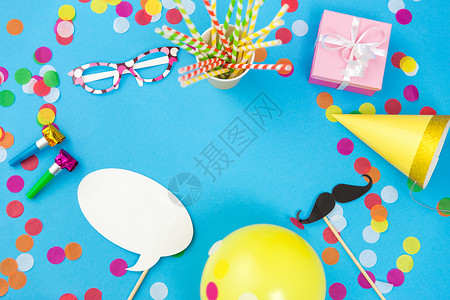 生日框庆祝装饰粉红色生日礼物,派道具,气球彩色纸屑蓝色背景粉红色生日礼物派道具背景