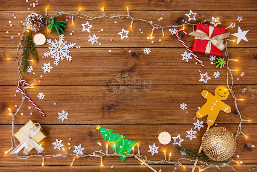 圣诞节假日木制背景上的电动花环装饰品图片