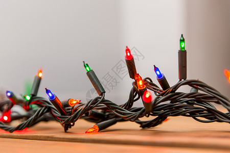 诞节,假日照明木制背景上的电动花环灯木制背景上的诞花环灯背景图片
