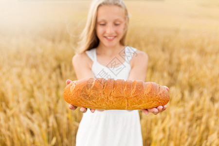 繁荣收获感恩节的微笑的轻女孩夏天的谷物地里着白包谷物地里条白包的女孩图片