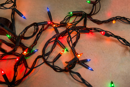 诞节,假日照明木制背景上的电动花环灯木制背景上的诞花环灯背景图片