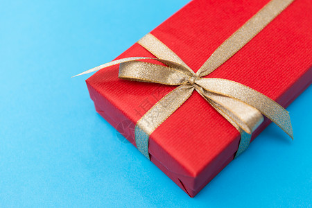 节日,问候惊喜诞礼品盒与金结蓝色蓝色的诞礼品盒图片